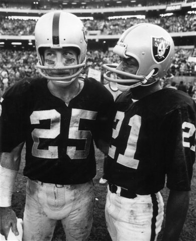 FRED BILETNIKOFF & CLIFF BRANCH OAKLAND RAIDERS 8X10 SPORTS ACTION PHOTO
