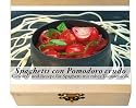SPAGHETTI CON POMODORO CRUDO Gew&uuml;rz - Kasten f&uuml;r leichten Genuss. 8 Gew&uuml;rze befinden sich in einer dekorativen Holzkiste. -- Beinhaltet die Geschichte des Gerichtes, eine Inhaltsbeschreibung der Gew&uuml;rze, das Originalrezept und eine Einkaufliste. Ein ideales Geschenk f&uuml;r Kochk&uuml;nstler & Hobbyk&ouml;che, solche, die es werden wollen und alle, die neugierig auf fremde Welten sind. Ma&szlig;e: 11,4 x 9,5 cm, 3,4 cm hoch