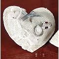 Ringkissen creme aus Stoff herzf�rmig mit silbernen Dekoringen 9,5 x 8,5 cm