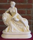 Eigenschaften   / Sehr feine Figur auf dem Löwen - eine tolle Dekoration in allen Bereichen