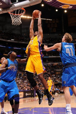 Dallas Mavericks v Los Angeles Lakers - Game Two, Los Angeles, CA - MAY 4: Andrew Bynum Photographic Poster Print by Andrew Bernstein, 16x24