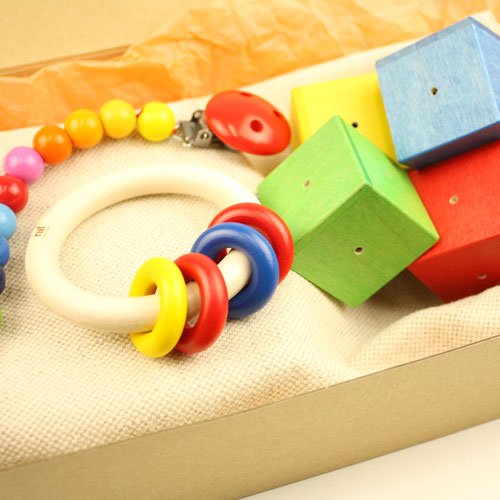 ネフ社のおしゃぶりを中心にした出産祝いボックスセットCリングリィリング