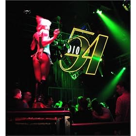 photographie Woman dancing on stage, Studio 54, MGM. est disperible en (L x H): 70 x 80 cm de J. ...