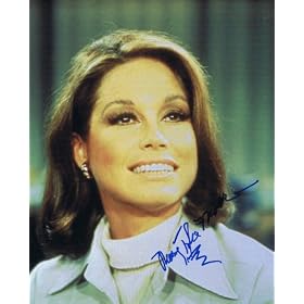 MARY TYLER MOORE - Cute AUTOGRAPH Signed 8x10 Photo