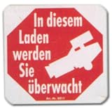 Produkt-Bild: Hinweisschild - Warnschild - In diesem Laden werden Sie &uuml;berwacht - Video&uuml;berwachung Video &Uuml;berwachung Diebstahl Warnung Firma Gesch&auml;ft Unternehmen Laden Fabrik Manufaktur Werkstatt Atelier Schild Warnschild Warnzeichen Arbeitssicherheit T&uuml;rschild T&uuml;r Kunststoff Kunststoffschild Geschenk Geburtstag T-Shirt