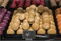 Poster / Kunstdruck Macaron cookies for sale at Maison Larnicol Chocolatier Biscuitier store. in der Gr&ouml;&szlig;e (BxH): 90 x 60 cm von Holger Leue - Fotografie als hochwertiges Fotoposter auf satiniertem Fotopapier - Fotodruck als Kunstdruck - Bild als loses Blatt