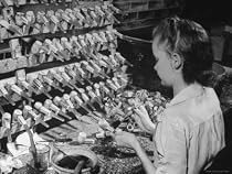 Worker Making Corn Cob Pipes Photographic Poster Print by Wallace Kirkland, 40x30