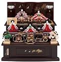 【2012年新作】雛人形 三段飾り（親王・三人官女付き） 吉徳大光作 「人形は顔がいのち」の吉徳・衣装着雛人形 衣裳着五人飾りシリーズ 京九番親王 五寸官女 五人飾り 「江都みやび 御雛」 衣装着出し飾り 束帯・十二単雛人形（高級金襴織物仕立）