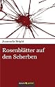 Rosenblätter auf den Scherben