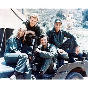 ALAN ALDA AS CAPT. BENJAMIN FRANKLIN "HAWKEYE" PIERCE, MIKE FARRELL AS CAPT. B.J. HUNNICUT, WAYNE ROGERS AS CAPT. "TRAPPER JOHN" MCINTYRE, LORETTA SWIT AS MAJ. MARGARET 'HOTLIPS' HOULIHAN FROM M*A*S*H #1 - Photo cin�matographique en couleur - AFFICHE - 60x50cm