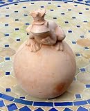 Eigenschaften Haus und Gärtchen  / Froschkönig auf Kugel aus Terrakotta 25 cm