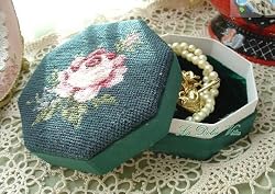 Classic Wild Roses Wool Needlepoint Jewelry Box-blue