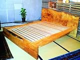 木そのものの個性を生かした木製キングサイズベッド