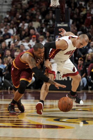 Miami Heat v Cleveland Cavaliers: Mo Williams and Carlos Arroyo Photographic Poster Print by David Liam Kyle, 12x18