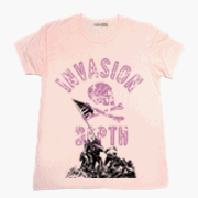 カレッジＴシャツ アーチ型のカレッジ風プリントとフォトの組合せのＴシャツ INVASION