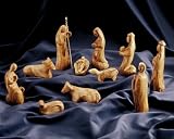 Figurines modernes. Hauteur 13 cm. Crèche de Noël 11 pièces. Sculptée à la main de bois d'olivier à Betlehème. Disponible en kit complèt ou en pièces. Belle veinure et superficie fine et lisse.