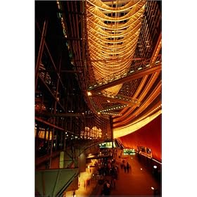 photographie Interior of Tokyo International Forum. est disperible en (L x H): 20 x 30 cm de S. V...
