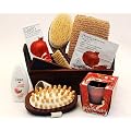 handverpacktes Geburtstagsgeschenke Badeset SCH�NHEITSBAD mit Peelingschwamm und Massageb�rste sowie Haarb�rste und Nagelb�rste sowie Hornhautb�rste Haut�l und Duftkerze als Wellnessgeschenke