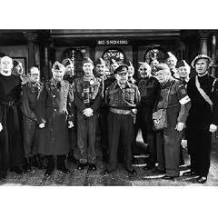 JAMES BECK AS PVT. JOE WALKER, CLIVE DUNN AS LCPL. JACK JONES, JOHN LAURIE AS PVT. JAMES FRAZER, IAN LAVENDER AS PVT. FRANK PIKE, JOHN LE MESURIER AS SGT. ARTHUR K. WILSON, ARTHUR LOWE AS CAPT. GEORGE J. MAINWARING, ARNOLD RIDLEY AS PVT. CHARLES P. GODFREY, FRANK WILLIAMS AS THE VICAR, BILL PERTWEE AS ARP WARDEN 'WILLY' HODGES FROM DAD'S ARMY #1 - SCHWARZ-WEISS - Filmfoto - (Poster) PLAKATE - 25x20" (60x50cm)