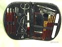 Make Up / Maniküre Set, 18 tlg. Inhalt: Spiegel, Pfeile, Nagelknipser, Nagelschere, Nagelpflege-Utensilien, Pinsette, 5 verschiedene Make Up Pinsel, Augenbrauen-Pinsel, u.v.m.