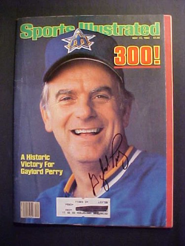 Gaylord Perry Seattle Mariners Autographed May 17, 1982 Sports Illustrated Magazine