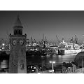 Poster Hamburg - Landungsbr�cken am Abend, 50x70 cm, s/w