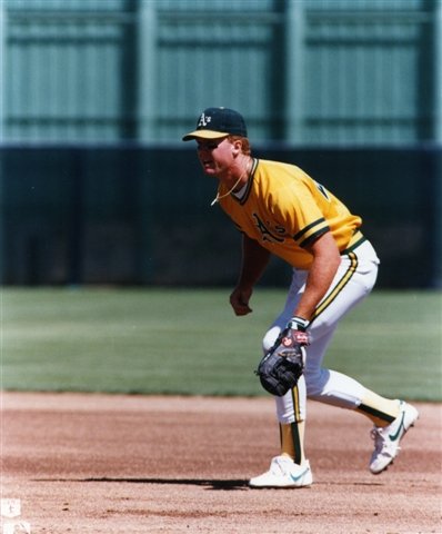 MARK MCGWIRE OAKLAND ATHLETICS 8X10 SPORTS ACTION PHOTO (1)