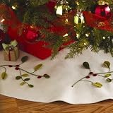 Tag Mistletoe White Appliqued Felt Holiday Tree Skirt