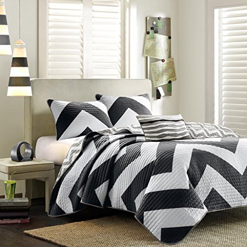 Black & White Chevron Full / Queen Quilt, Shams & Toss Pillow (4 Piece Bedding)