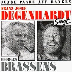 Junge Paare auf B�nken