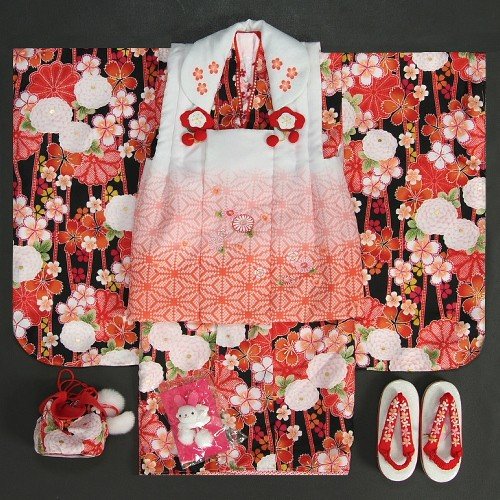 七五三　着物　3歳　女の子　被布セット　　リョウコキクチ　黒地　刺繍使い　撫子　牡丹菊　雛祭り　お正月　足袋付きの１２点フルセット