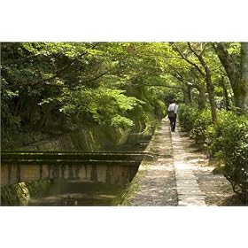 photographie Man walking the Path of Philosophy (Tetsugaku-no-Michi). est disperible en (L x H): ...