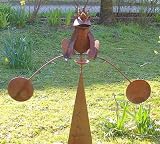 Eigenschaften Haus und Gärtchen  / Mobile Froschkönig aus Metall mit Edelrost 72 cm