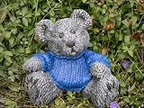 Eigenschaften Tiefes Kunsthandwerk GbR  / Steinfigur Tierfigur Gartenfigur Teddy Bär schiefergrau