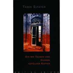 Ein mit Tauben und Gurren gef�llter Koffer. Texte deutsch/arabisch.