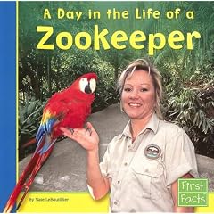 A Day in the Life of a Zookeeper (First Facts: Community Helpers at Work)