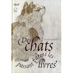 Des chats passant parmi les livres