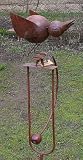 Eigenschaften Haus und Gärtchen  / Mobile Vogel aus Metall mit Edelrost 137 cm