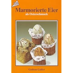 Marmorierte Eier als Osterschmuck.