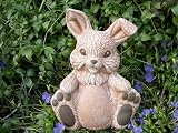 Eigenschaften Tiefes Kunsthandwerk GbR  / Steinfigur Tierfigur Hase Hoppel Ostern terracotta