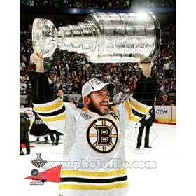  Mark Recchi - holding the 2011 Stanley Cup Trophy - NHL 8x10 Photo (Boston Bruins)