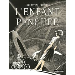 L'enfant pench�e