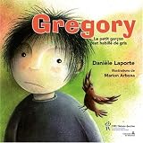 Gregory, le petit garçon tout habillé en gris