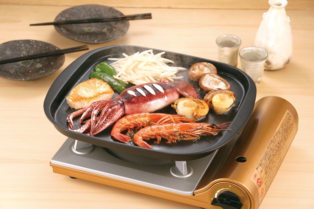Amazon.com: IWATANI Yakiniku Steak Grill Pan CB-P-PNAF: Kitchen ...