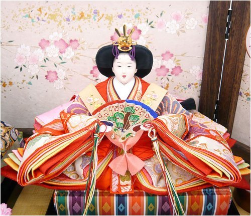 Cover image : 秀光オリジナル限定品 雛人形衣装着平台飾りセット 焼桐の枠屏風に和紙を張り、金彩加工で見事な桜を表現♪豪華な衣裳が引き立ちます