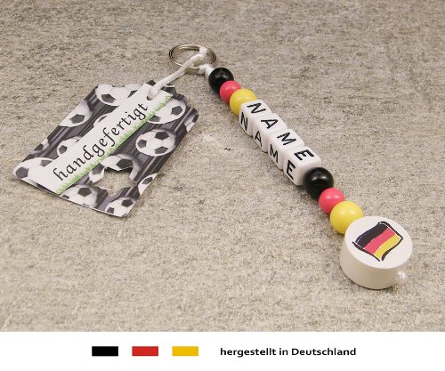 NAMENSANHÄNGER – Anhänger mit Namen | Baby Kinder Schlüsselanhänger für Wickeltasche, Kindergartentasche, Schultasche oder Rucksack mit Schlüsselring | Motiv Fussball Deutschland Flagge – schwarz, rot, gold