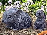 Eigenschaften Tiefes Kunsthandwerk GbR  / Steinfigur Tierfigur Hase Hoppel Set schiefergrau