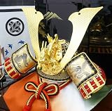 ★秀光オリジナル限定品★五月人形・かぶれる兜平台飾りセット 太い忍び緒と本木製の金箔貼りの龍頭が付いた着られる兜にちりめん家紋旗を添えて