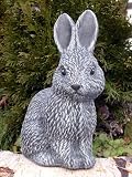 Eigenschaften Tiefes Kunsthandwerk GbR  / Steinfigur Tierfigur Hase Hoppel Ostern schiefergrau