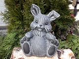 Eigenschaften Tiefes Kunsthandwerk GbR  / Steinfigur Tierfigur Hase Hoppel Ostern schiefergrau